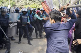 রাজধানীতে বামজোটের সঙ্গে পুলিশের সংঘর্ষ, আহত ১৪