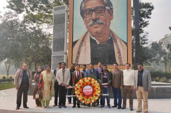 ‘মৃত্যুঞ্জয়ী মুজিব’ ম্যুরালে ফুল দিয়ে ইবি শিক্ষক সমিতির কার্যক্রম শুরু