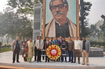 ফুল দিয়ে ইবি শিক্ষক সমিতির কার্যক্রম শুরু