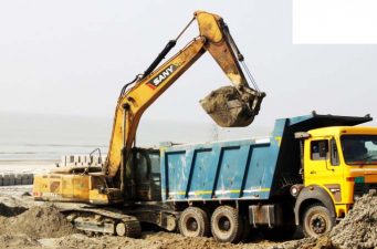 বিলুপ্তির পথে কুয়াকাটা সৈকত : নির্বিচারে উত্তোলন হচ্ছে বালু