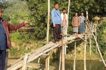 জীবনের ঝুঁকি নিয়ে বাঁশের সাঁকোয় যাতায়াত করছেন রাঙ্গামাটির কাউখালীবাসী