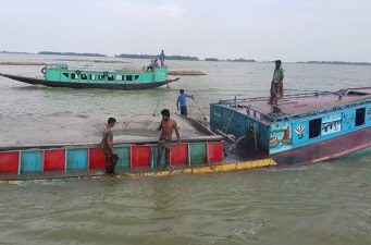 গফরগাঁওয়ে ব্রহ্মপুত্রে নৌকাডুবি : শিশু নিখোঁজ, আহত-৩