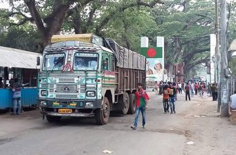 কাপড় ধোয়ার পণ্যের কন্টেইনারে মিলল কসমেটিকস