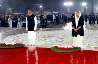 একুশের প্রথম প্রহরে রাষ্ট্রপতি ও প্রধানমন্ত্রীর শ্রদ্ধা