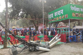 গ্রামীনফোনের অস্থায়ী টাওয়ার বই মেলায় ভেঙ্গে পড়ল