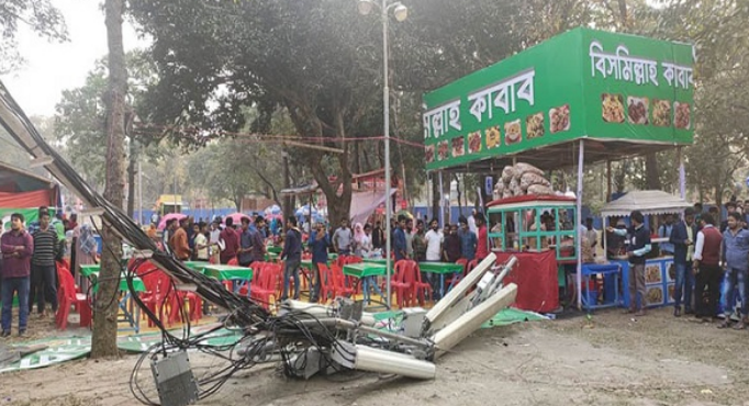 গ্রামীনফোনের অস্থায়ী টাওয়ার বই মেলায় ভেঙ্গে পড়ল