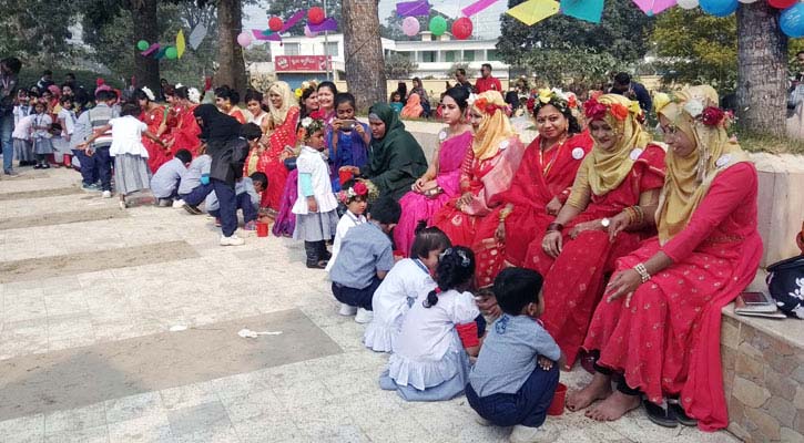 ভালোবাসা দিবসে মায়ের সাথে সন্তানের ভালোবাসা দিবস উদযাপন