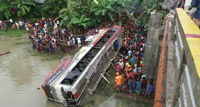 নিয়ন্ত্রণ হারিয়ে যাত্রীবাহী বাস খাদে পড়ে নিহত ১৪