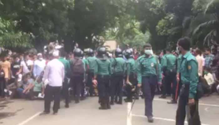 টোকেন কার্যক্রমে বিশৃঙ্খলা, প্রবাসীদের বিক্ষোভে উত্তাল সোনারগাঁও এলাকা