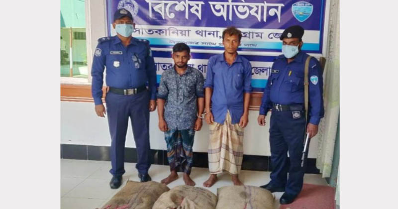 সাতকানিয়ায় চোলাই মদসহ ২ মাদক কারবারি গ্রেপ্তার