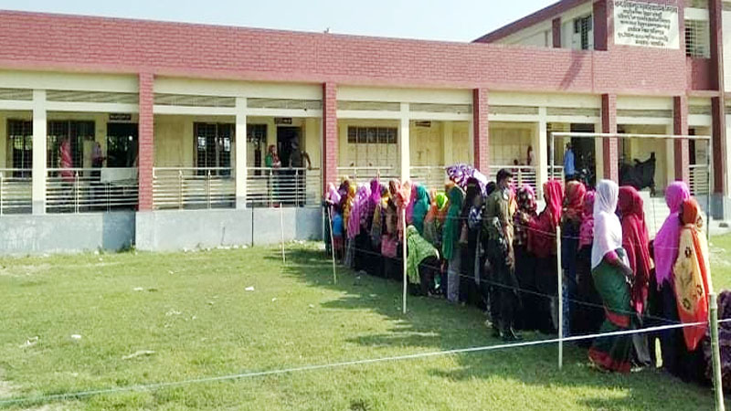 সাতক্ষীরার কলারোয়ায় সকাল থেকে চলছে ভোট গ্রহন