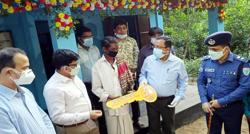 মৌলভীবাজারে গৃহহীন চা শ্রমিক তরুণ ভূমিজকে ঘরের চাবি হস্তান্তর