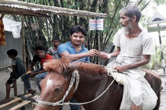 ঘোড়ার পিঠে চড়ে ‘ভিক্ষা’ করেন বাচ্চা মিয়া!