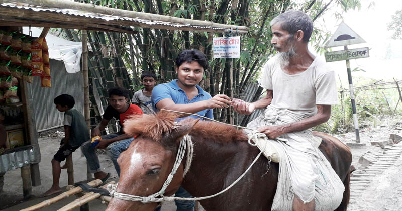 ঘোড়ার পিঠে চড়ে ‘ভিক্ষা’ করেন বাচ্চা মিয়া!