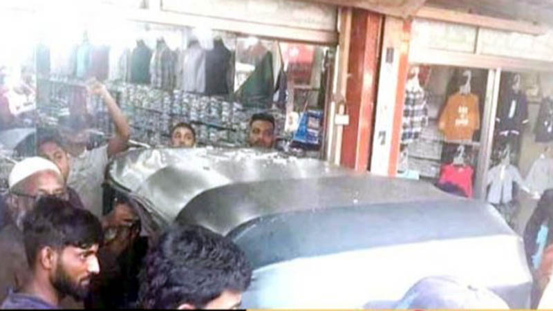 বিশ্বনাথে চালক ফোনে, গ্লাস ভেঙ্গে সিএনজি দোকানে