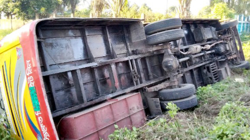 মৌলভীবাজারে নিয়ন্ত্রণ হারিয়ে বাস খাদে পড়ে আহত ১৫