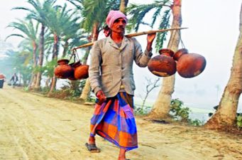 কনকনে শীতে খেজুর রস ও সুস্বাদু পিঠা গ্রামবাংলার চাষীর প্রধান উৎসব