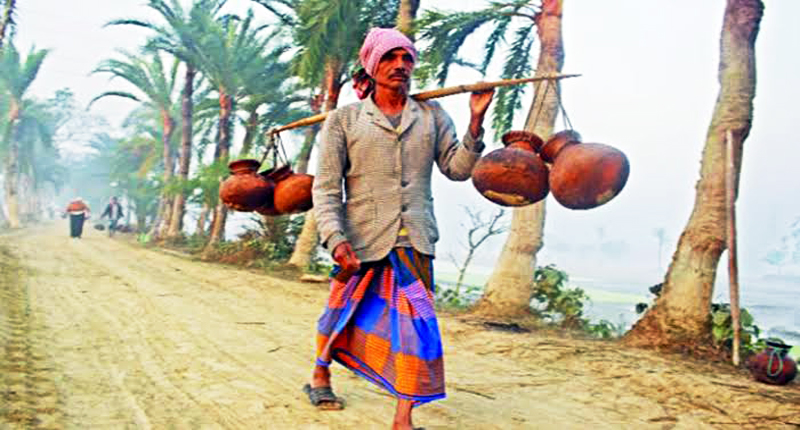 কনকনে শীতে খেজুর রস ও সুস্বাদু পিঠা গ্রামবাংলার চাষীর প্রধান উৎসব