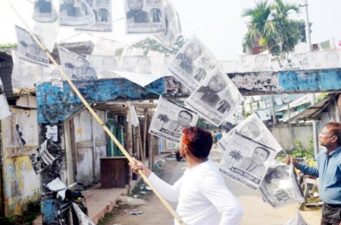 মেয়র নির্বাচিত হয়ে পোস্টার অপসারণের কাজে মেয়র জুয়েল আহমেদ