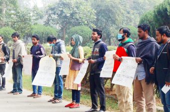 খুবির দুই শিক্ষার্থীর বহিষ্কারাদেশ প্রত্যাহারের দাবিতে ইবিতে মানববন্ধন