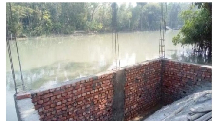 বরিশালের উজিরপুরে খাল দখল করে পাকা ভবন নির্মাণ 