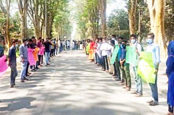 স্থগিত পরীক্ষা নেওয়ার দাবিতে রাবি শিক্ষার্থীদের অবস্থান কর্মসূচি