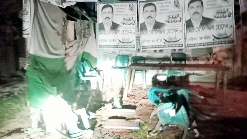 রাজশাহীর দুর্গাপুর পৌরসভায় নৌকার নির্বাচনী অফিস আগুন দিয়েছে দূর্বৃত্তরা
