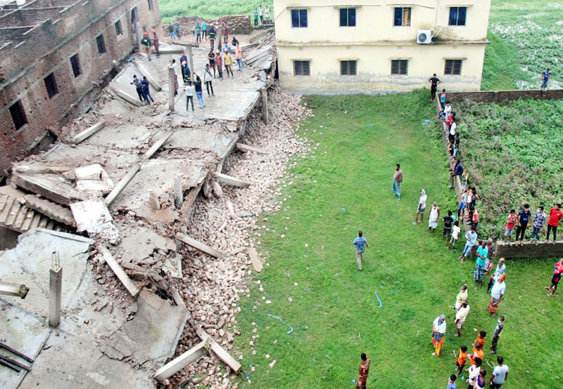 রাজশাহী নগরীতে ধসে পড়েছে চারতলা ভবন