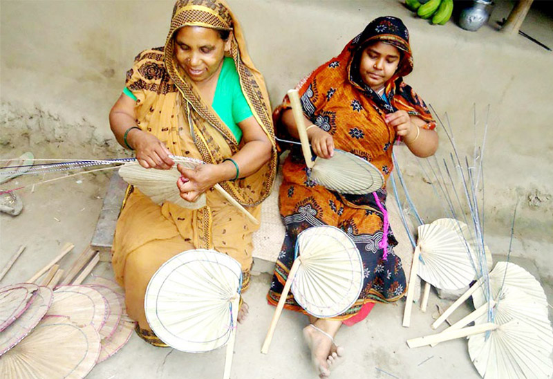 মাধবপুরে তালপাতার পাখা বিক্রি করে শতাধিক পরিবার স্বাবলম্বী