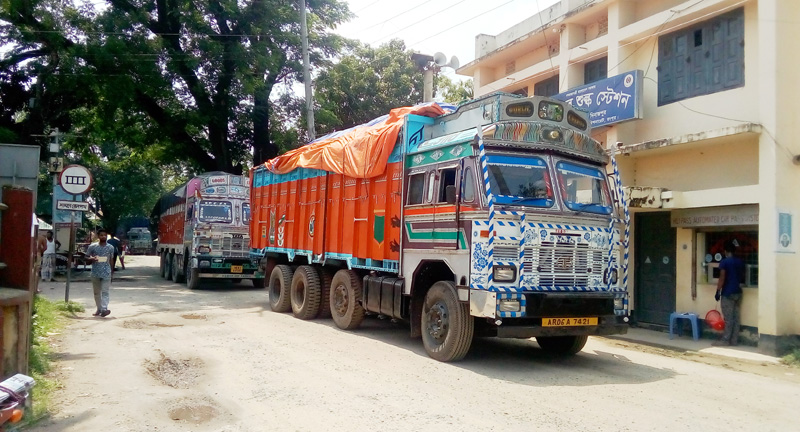 কঠোর লকডাউনে সচল রয়েছে হিলি স্থলবন্দরের কার্যক্রম