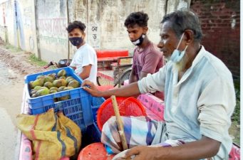 ক্রেতা সংকটে হাঁড়িভাঙা আম নিয়ে বিপাকে হিলির ব্যবসায়ীরা