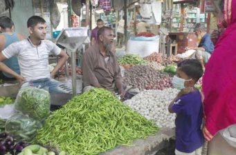 আমদানি শুরু হওয়ায় হিলিতে কাঁচা মরিচের দাম কমতে শুরু করেছে