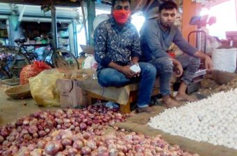 আমদানি কমে যাওয়ায় হিলিতে পেঁয়াজের দাম বৃদ্ধি