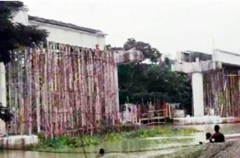 বরিশালে উদ্বোধনের পূর্বেই ৫০ কোটি টাকা ব্যয়ে নির্মিত ব্রীজ ভেঙ্গে নদীতে
