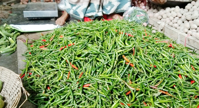 আমদানি বন্ধ থাকায় হিলিতে কাঁচা মরিচের দাম বৃদ্ধি