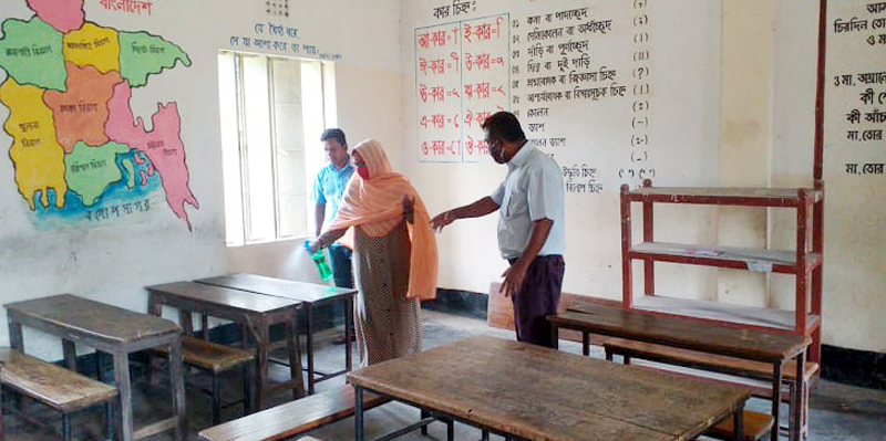 পীরগঞ্জে ধুয়ে-মুছে পরিচ্ছন্ন করা হচ্ছে শিক্ষাপ্রতিষ্ঠান