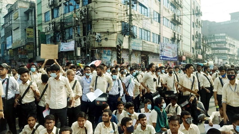 রাজধানীর বিভিন্ন এলাকায় শিক্ষার্থীদের বিক্ষোভ