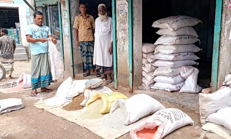 ঠাকুরগাঁওয়ে সংকট দেখিয়ে অতিরিক্ত দামে সার