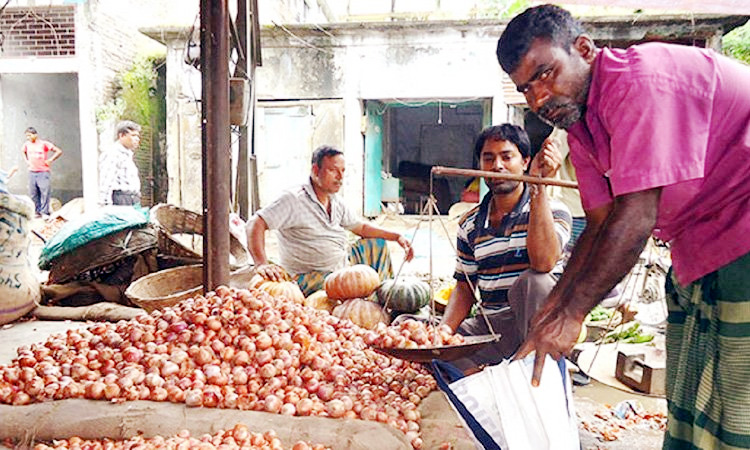 রাজধানীর বাজারগুলোতে হঠাৎ পেঁয়াজের দাম বাড়তি