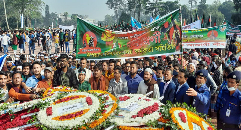 সুবর্ণ জয়ন্তী ও বিজয় দিবসে স্মৃতিসৌধে জবি প্রেসক্লাবের পুষ্পস্তবক অর্পণ