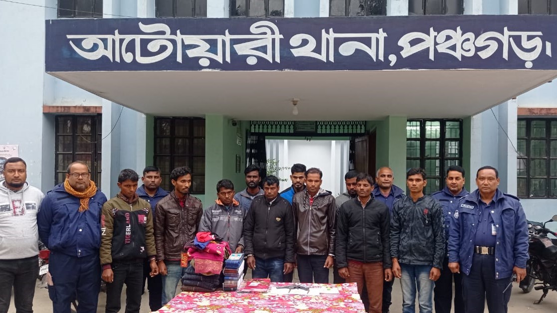 পঞ্চগড়ে আগ্নেয়াস্ত্র, ইয়াবা ও ভারতীয় নাগরিকসহ ১০ চোরাকারবারি আটক