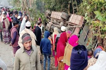 বরগুনায় বাস উল্টে খাদে, আহত ২০