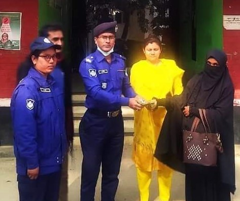 নড়াইলের নড়াগাতি থানা পুলিশ কর্তৃক হারিয়ে যাওয়া টাকা উদ্ধার করে প্রকৃত মালিককে প্রদান