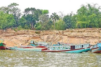 সুনামগঞ্জে চলতি নদে অবাধে বালু-পাথর উত্তোলন