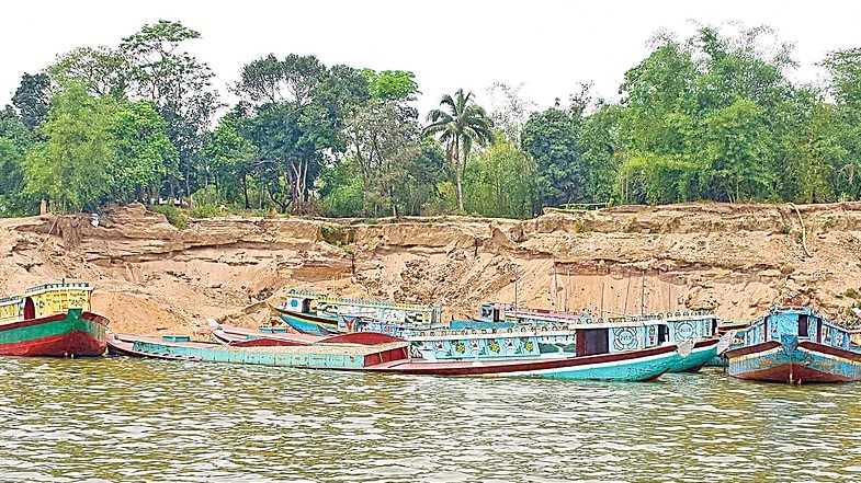 সুনামগঞ্জে চলতি নদে অবাধে বালু-পাথর উত্তোলন