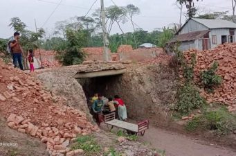 বন্যা নিয়ন্ত্রণ বেড়ি বাঁধ কেটে ইটভাটার রাস্তা ঝুঁকিতে গ্রামবাসী