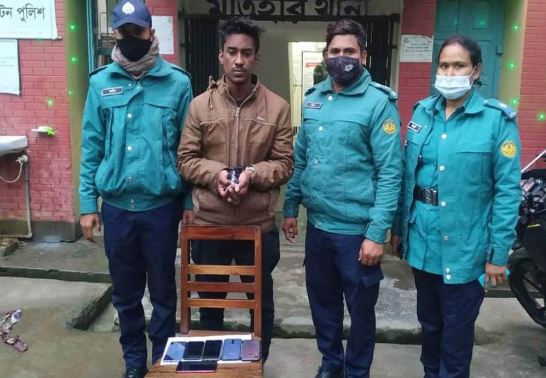রাবিতে মোবাইল ছিনতাইকারী গ্রেপ্তার