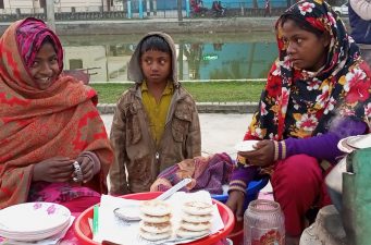 পিঠা বিক্রি করে সংসার চালাচ্ছেন সীমা