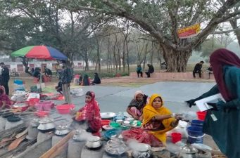 বিকাল হলেই শীতের পিঠা আড্ডায় বসে রাবির শিক্ষার্থীরা