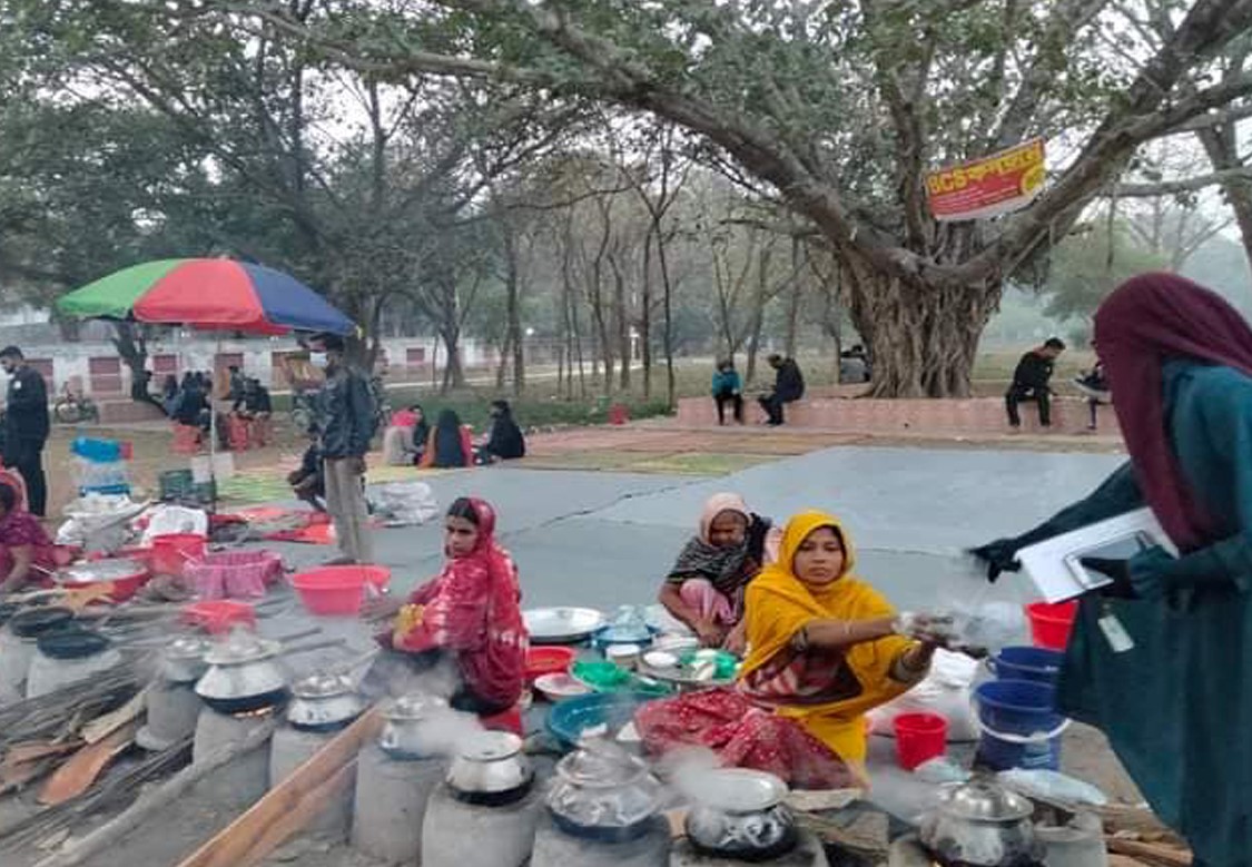 বিকাল হলেই শীতের পিঠা আড্ডায় বসে রাবির শিক্ষার্থীরা